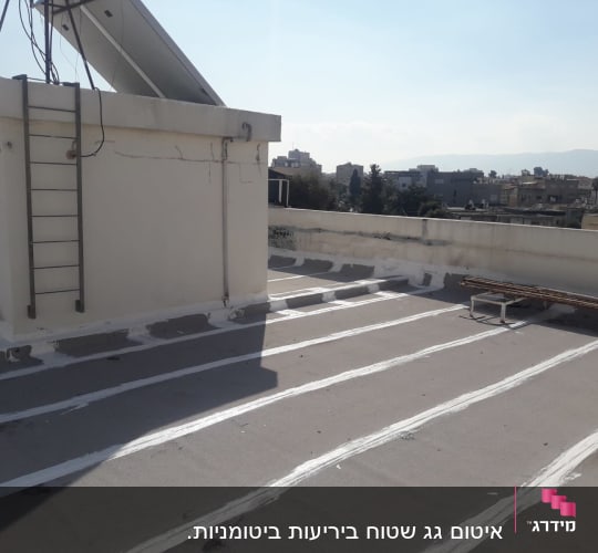 גג עם קווים לבנים לאיטום